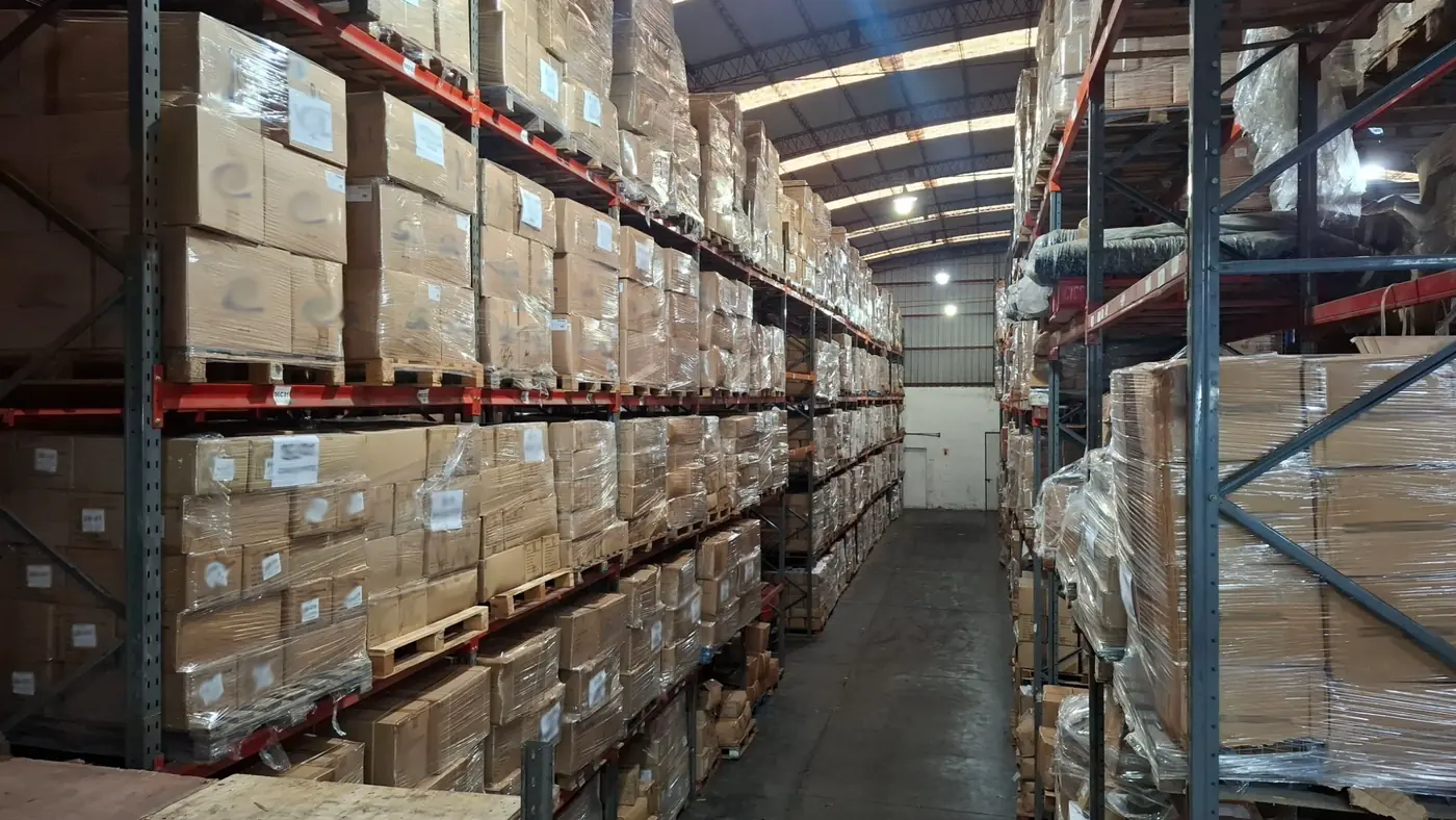 Pasillo de racks con pallets en el depósito de Avellaneda